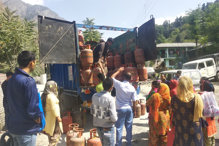 women protest due to no distribute Gas cylinder