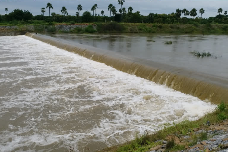 ponds-flooded-with-rain-water-in-dornakal-due-to-heavy-rain-in-mahabubabad-district