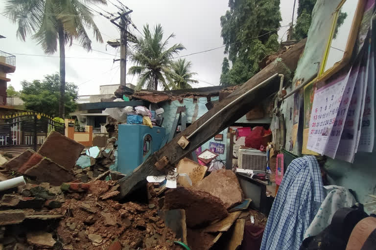 roof of the house collapsesd in Kalburgi