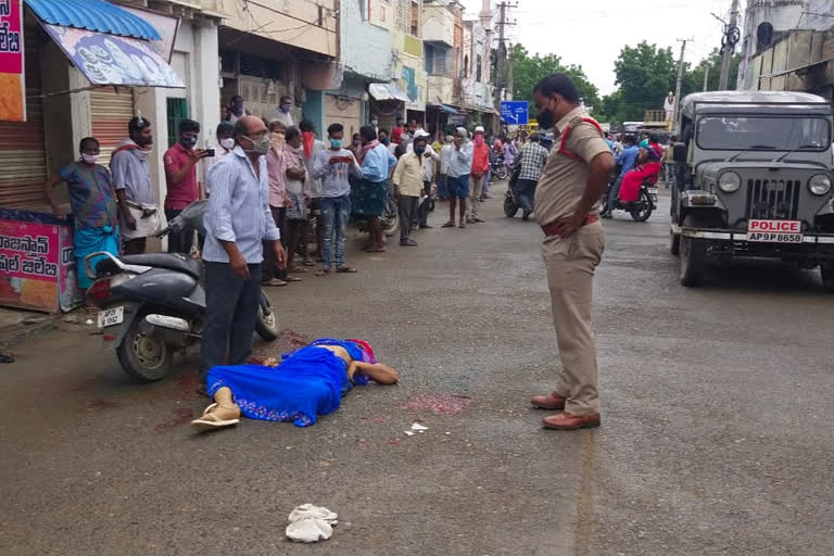 పొదిలిలో లారీ ఢీకొని అంగన్​వాడి టీచర్ మృతి