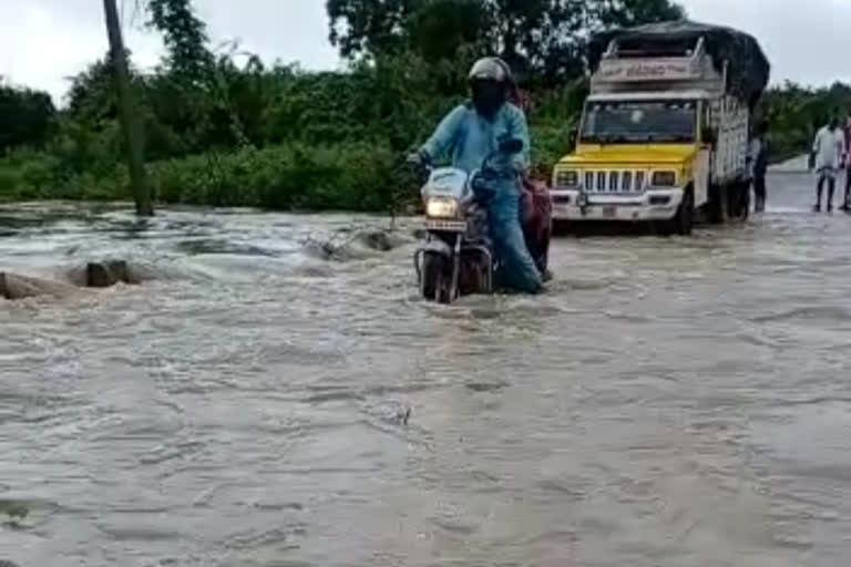 ಮಳೆಗೆ ಸೇತುವೆ ಜಲಾವೃತ