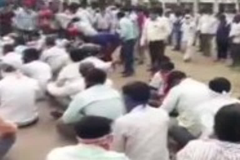 Farmers in Nashik stage protest against over central govt's decision to ban the export of onions with immediate effect