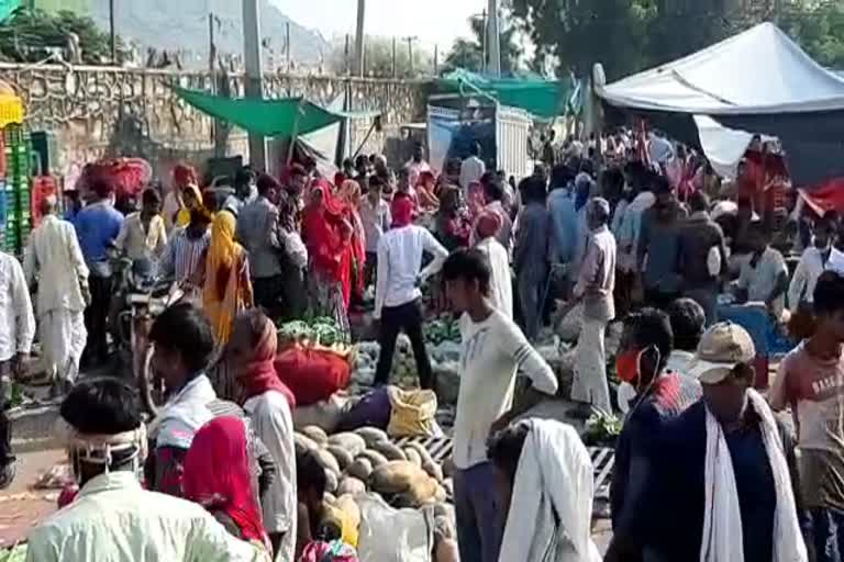 disease is being distributed in vegetable market, ignoring social distancing