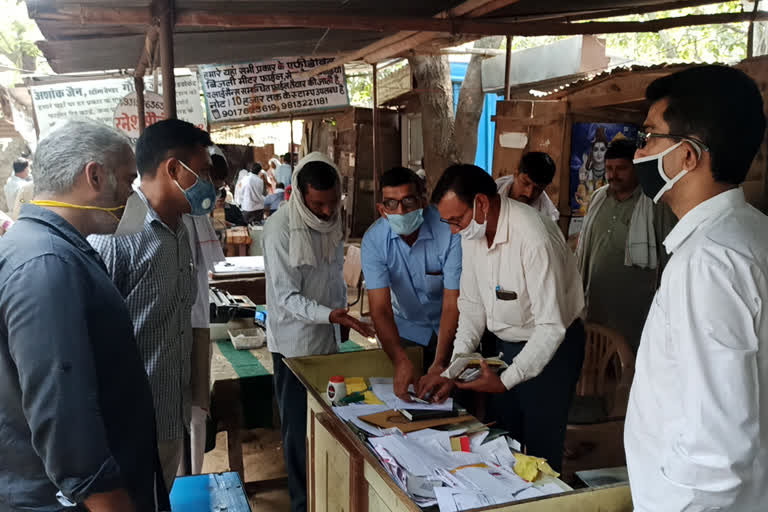 cm flying Raids in court premises of dadri for RC and license brokers