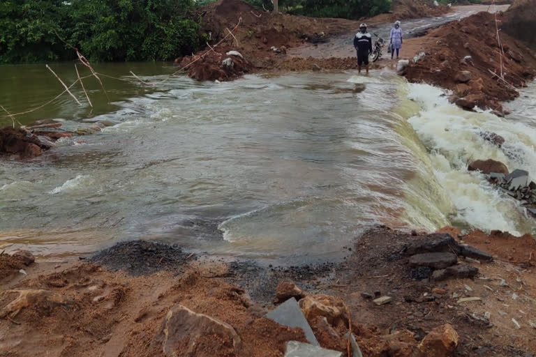 తెగిన వంతెనలు.. రాకపోకలకు ఇబ్బందులు