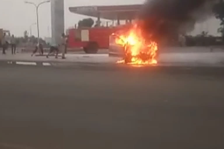 Car fire in front of petrol pump in ujjain