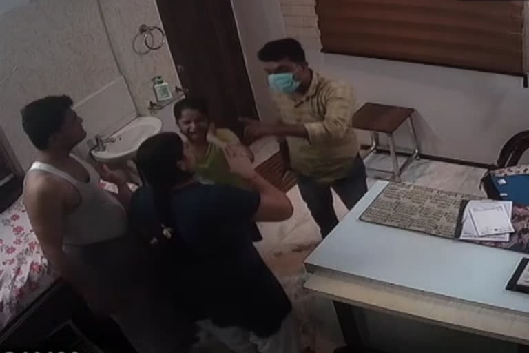 some people beaten doctor who told to weak mask in nagpur