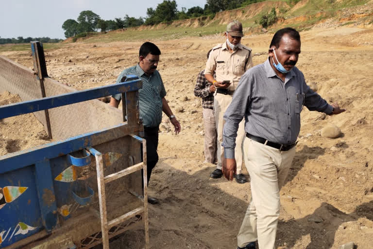 Mineral Department action, illegal sand and trolley seized from Tawa river