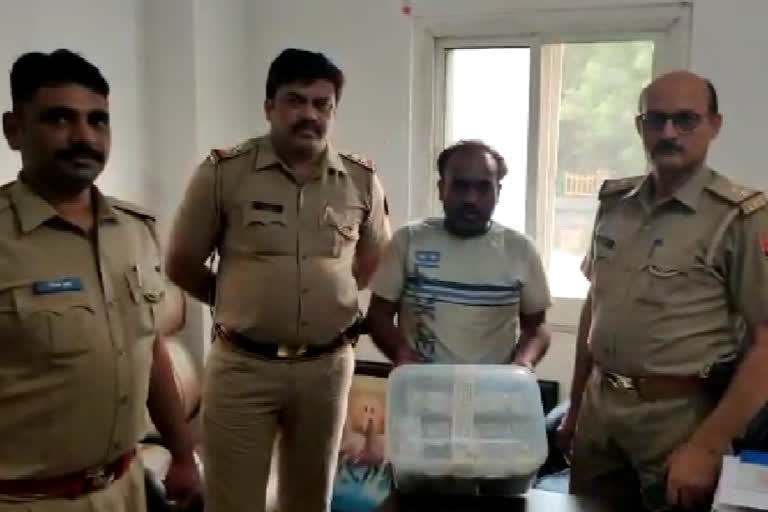 Noida police arrested an accused with 29 lakh rupees at Vaishali metro station