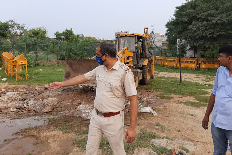 delhi police destroyed more than 16 thousand illegal liquor bottles