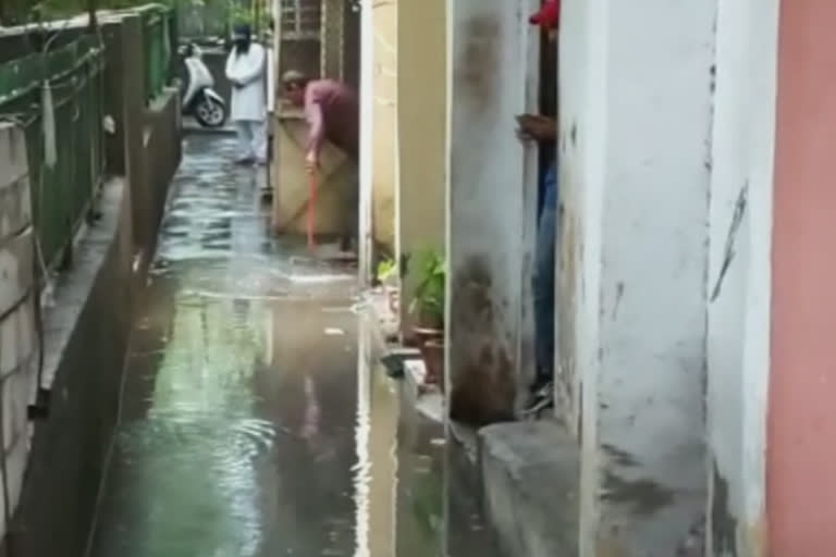 people of raja garden ward facing problem of drainage overflow in delhi