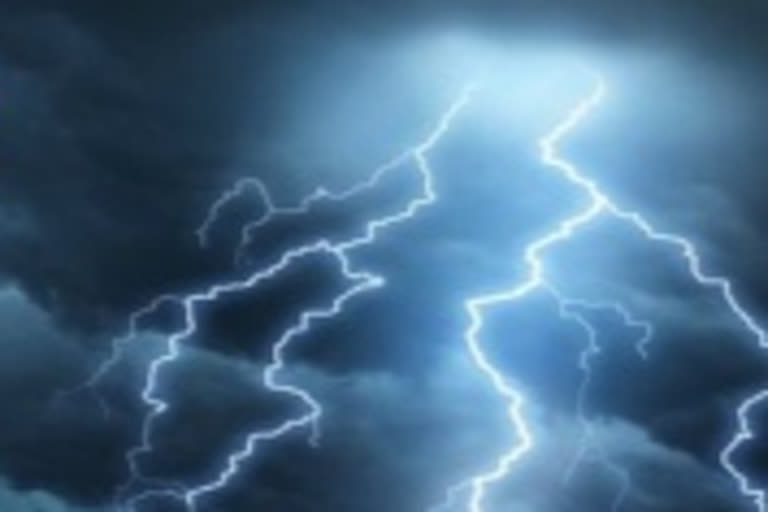 13 killed of  lightning strike