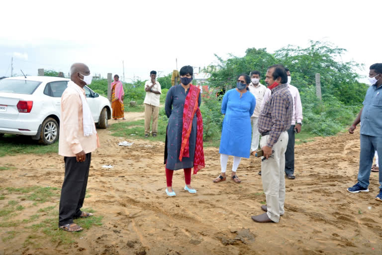 బాలభవన్​ నిర్మాణం కోసం స్థల పరిశీలన చేసిన కలెక్టర్​