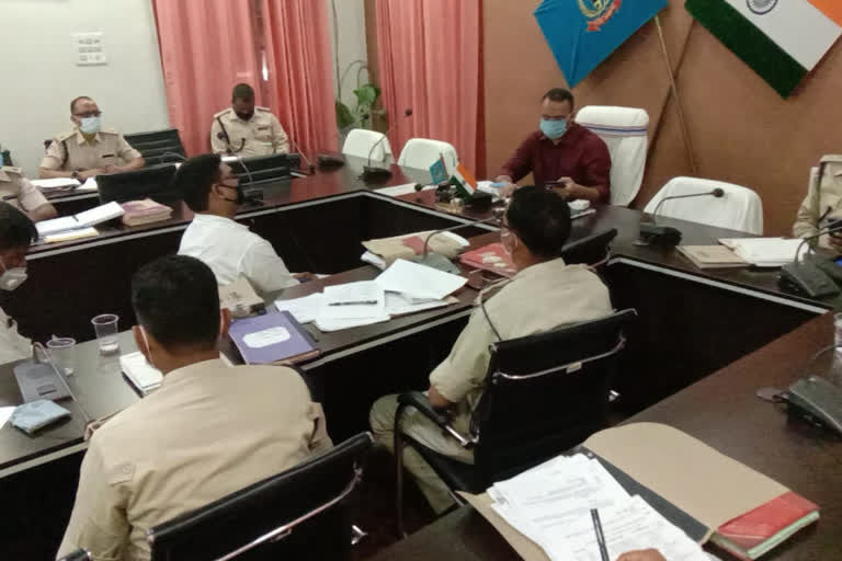 sp meeting with two sub-divisional police officer in giridih