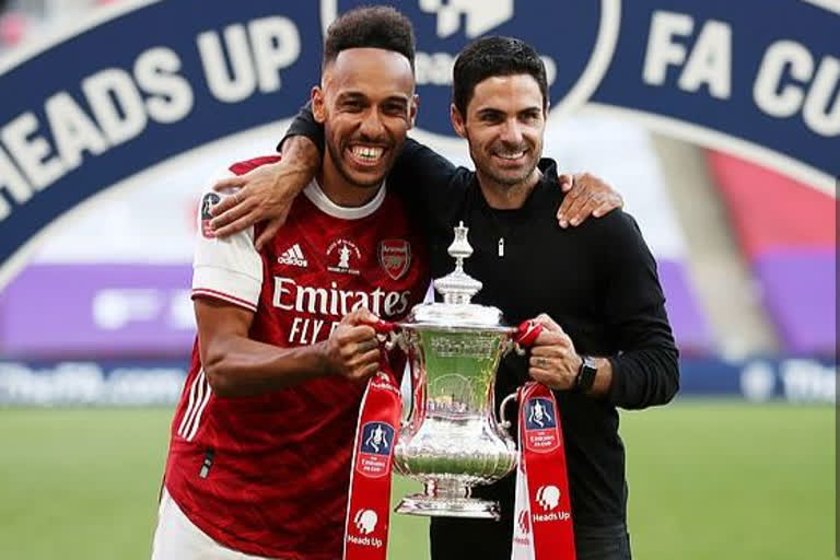 Pierre-Emerick Aubameyang pens his new contract with Arsenal