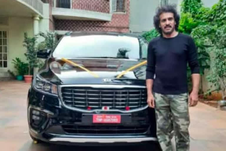Priyanka upendra gifts a brand new car to Upendra for his Birth day