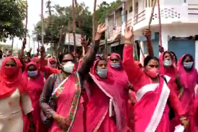 gulabi gang protest