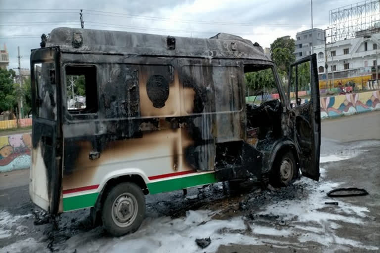 Ongole Taluk Police Station  man arrested in Prakasam  andhra man sets ablaze ambulance  attacked police station  andhra man sets ablaze ambulance damaging police station property held  പൊലീസ് സ്റ്റേഷൻ അക്രമിച്ച ശേഷം ആംബുലൻസിന് തീവെച്ചു  ആന്ധ്ര പ്രദേശിലെ പ്രകാശം ജില്ലയിലെ ഓംഗോൾ നഗരത്തിലാണ് സംഭവം  ഓംഗോൾ പൊലീസ് സ്റ്റേഷൻ