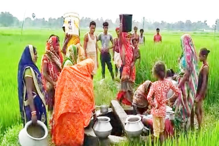 आज भी मुलभुत सुविधाओं से दूर है दुमका का यह गांव