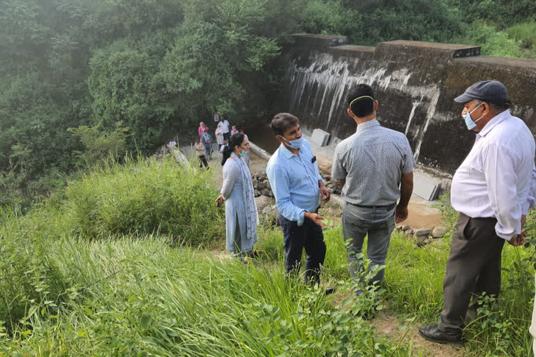 DC Harikesh Meena inspected construction of Check Dam in Neri village of Hamirpur
