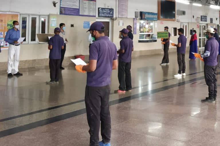 railway station cleanliness