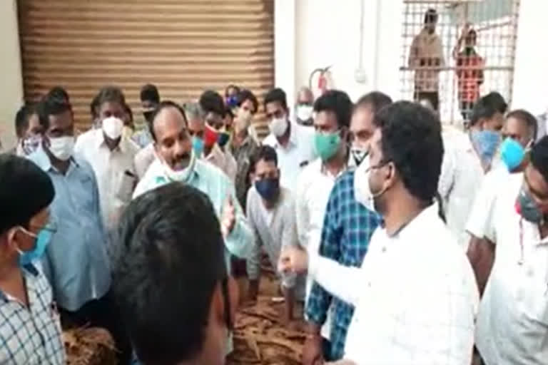 Farmers block tobacco auction in Gopalapuram