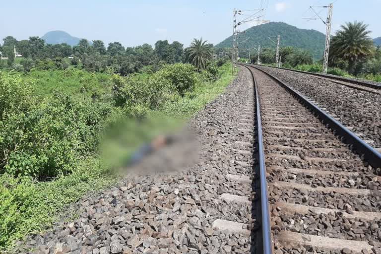 Man died after hit by train in giridih, news of Giridih Nimiaghat Police Station, news of Parasnath Station giridih, गिरिडीह में ट्रेन की चपेट में आने से युवक की मौत, गिरिडीह निमियाघाट थाना की खबरें, पारसनाथ स्टेशन गिरिडीह की खबरें