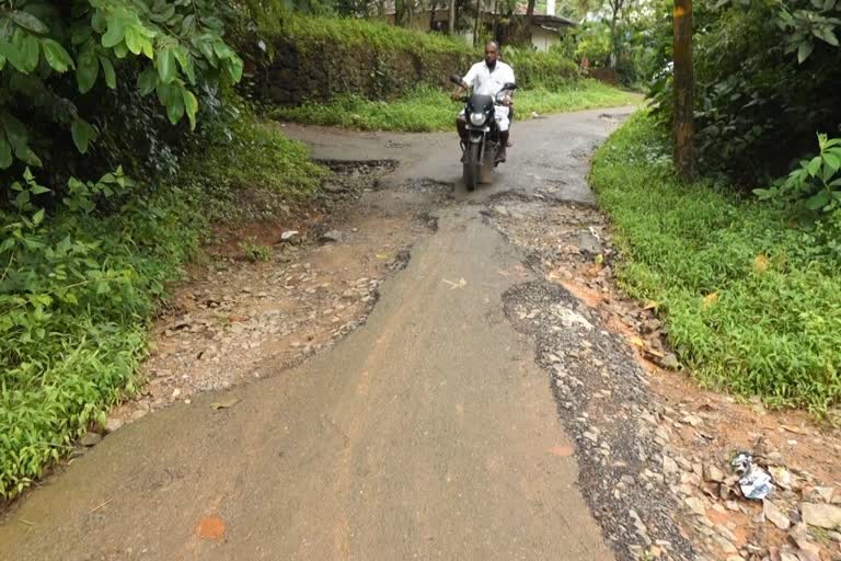 Kalladipatta Churakkode road  palakkad news  palakkad road issue  പാലക്കാട് വാര്‍ത്തകള്‍  കള്ളാടിപ്പാറ ചൂരക്കോട് റോഡ്  റോഡ് പ്രശ്‌നം