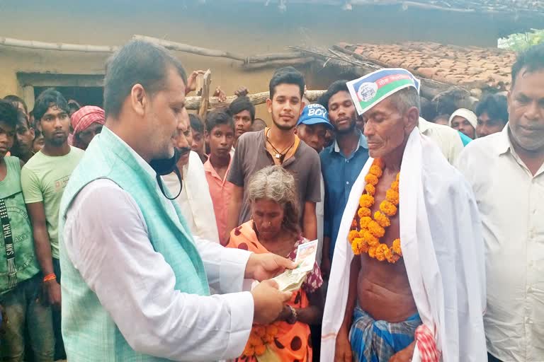 LJP honored Canal Man Longi Bhuiyan by giving 51 thousand rupees