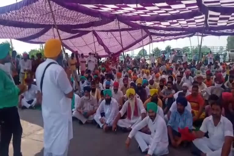 Agriculture Ordinances Farmers block Amritsar-Pathankot main highway