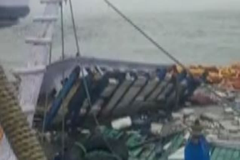 Persian boat sinks in Arabian Sea  deep-sea fishing boat capsized  Arabian Sea  ഉഡുപ്പിയിൽ മത്സ്യബന്ധന ബോട്ട് മുങ്ങി  അറേബ്യൻ ഉൾക്കടൽ  അറേബ്യൻ ഉൾക്കടലിൽ മത്സ്യബന്ധനത്തിന് പോയ പേർഷ്യൻ ബോട്ട് മുങ്ങി  മത്സ്യബന്ധന ബോട്ട് മുങ്ങി