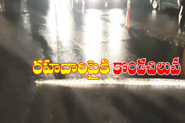 Huge python on shamshabad road motorists Surprise