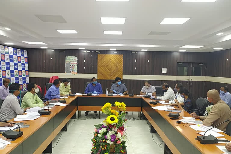 dc hold a meeting with bank officers