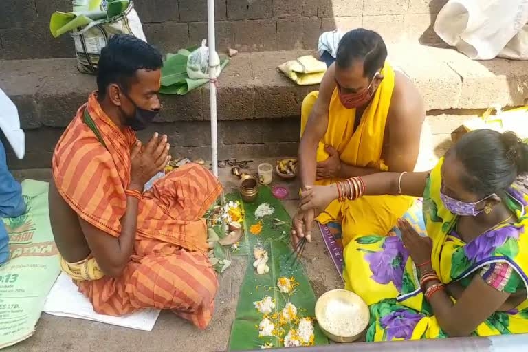 mahalaya, mahalaya amid corona, bhubaneswar latest news, special ritual at bindu sagar, mahalaya latest news, ମହାଳୟା, ଭୁବନେଶ୍ବର ଲାଟେଷ୍ଟ ନ୍ୟୁଜ୍‌, ବିନ୍ଦୁ ସାଗରରେ ମହାଳୟା, ବିନ୍ଦୁ ସାଗରରେ ପିଣ୍ଡଦାନ, ମହାଳୟା ଲାଟେଷ୍ଟ ନ୍ୟୁଜ୍‌, କୋରୋନାରେ ମହାଳୟା