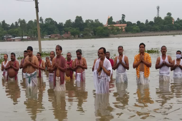 tarpan with physical distance in Malda ramkrishna ghat