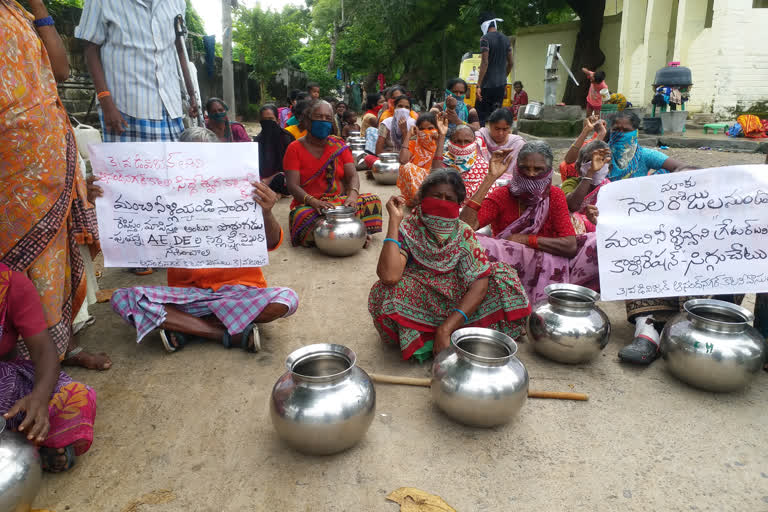 తాగునీటి కోసం పద్మాక్షికాలనీ వాసుల ఆందోళన