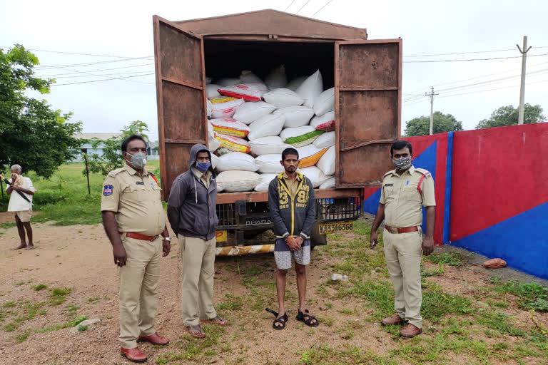 naarayanapeta task force police caught ration rice