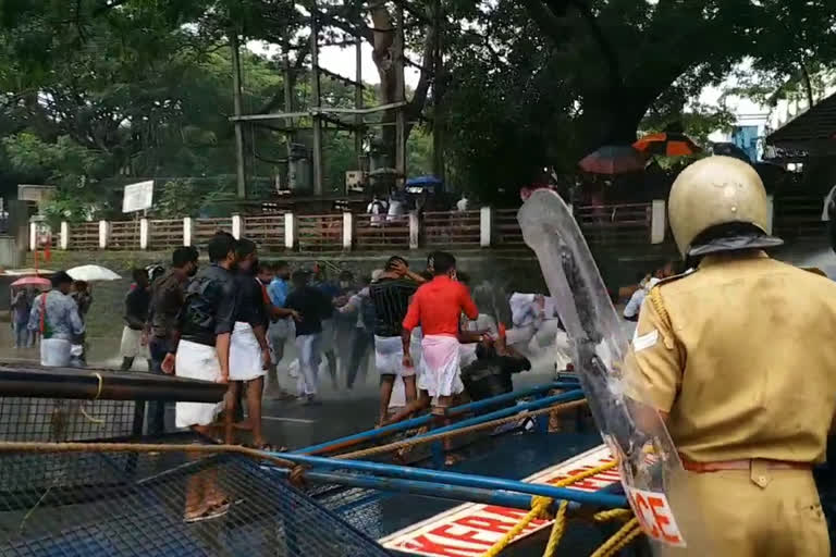 yuva morcha latest protest  kottayam collectorate protest  കെ.ടി ജലീല്‍ വാര്‍ത്തകള്‍  കെ.ടി ജലീല്‍ സ്വര്‍ണകടത്ത് വാര്‍ത്തകള്‍  കോട്ടയത്ത് യുവമോര്‍ച്ചയുടെ മാര്‍ച്ച്