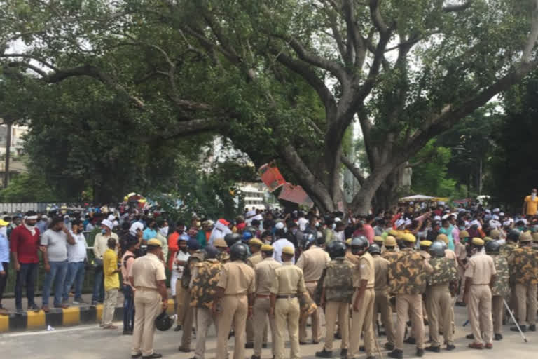 protest against state government in prayagraj
