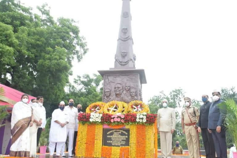 मुक्ती संग्राम दिनानिमित्त ध्वजारोहण