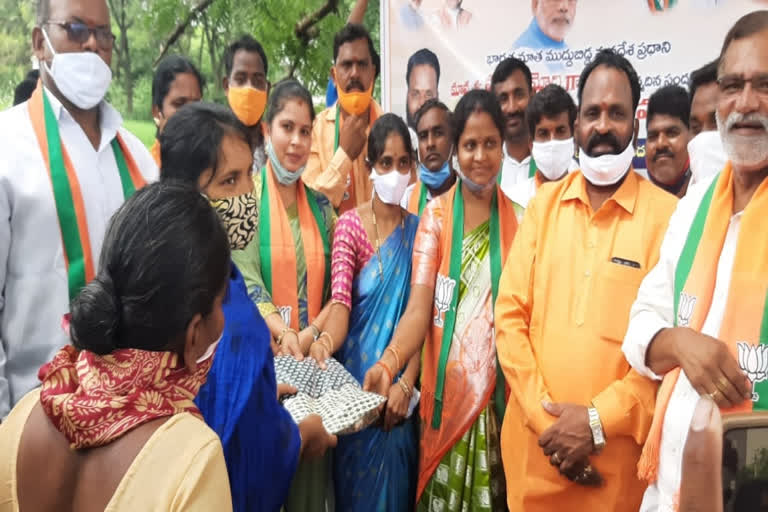 bjp mahila morcha distributed by sarreys