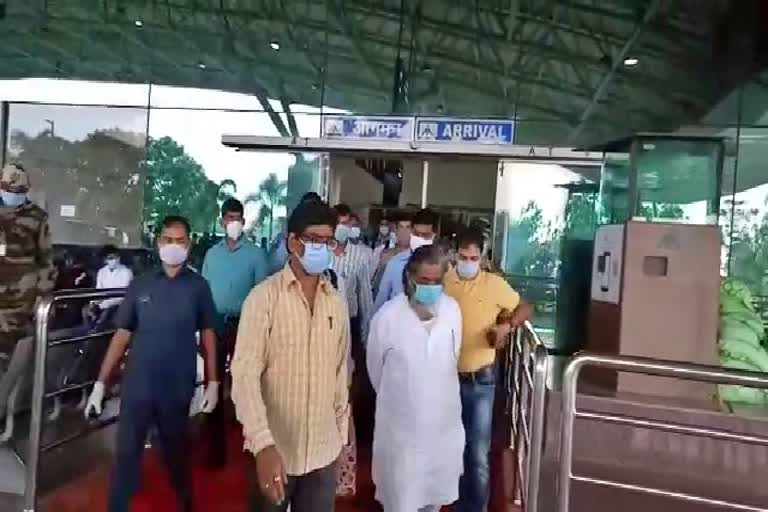 cm-hemant-soren-welcomes-shibu-soren-at-airport-in-ranchi