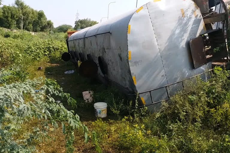 सरसों के तेल से भरा हुआ टैंकर पलटा, Mustard oil filled tanker overturns