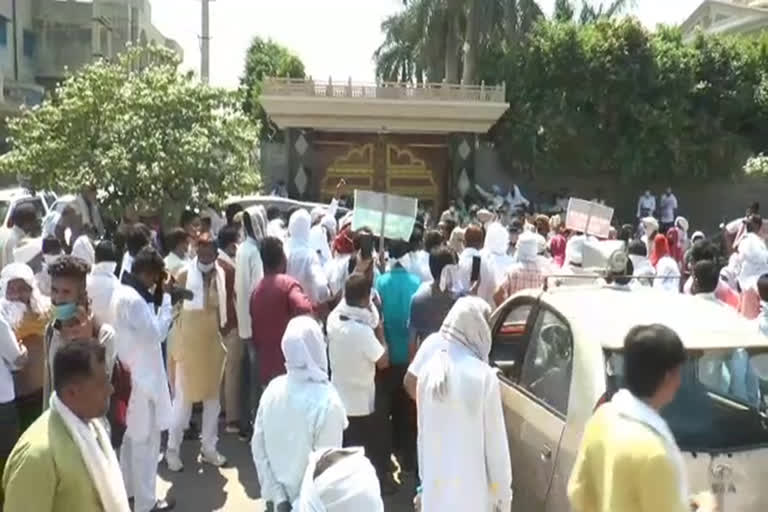 PTI teachers protest in front of Dushyant Chautala residence