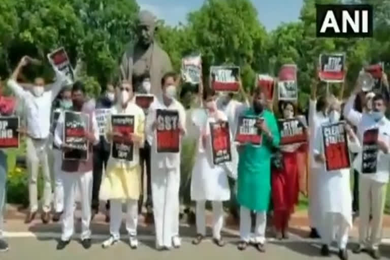 Opposition MPs protest at Parliament premises demanding GST payments to states  protest GST dues  Opposition MPs protest  ജിഎഎസ്ടി നികുതി കുശ്ശിക  പ്രതിഷേധിച്ച് പ്രതിപക്ഷ എംപിമാർ  പാർലമെന്‍റ് വളപ്പിലെ ഗാന്ധി പ്രതിമ