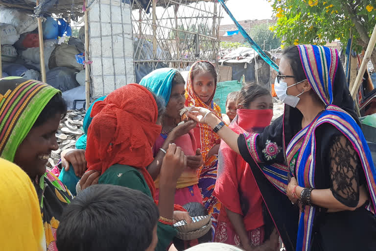 Mahila Unnati Prashikshan Sansthan celebrated PM Modi birthday with slum people in ghaziabad