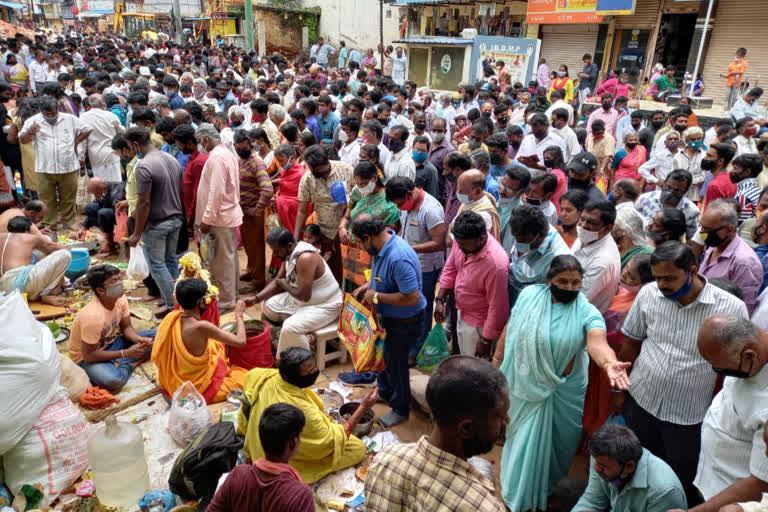 ಚಿಕ್ಕಪೇಟೆಯ ಕಾಶೀವಿಶ್ವನಾಥ ದೇವಾಲಯದ ಮುಂದೆ ಜನಸಾಗರ