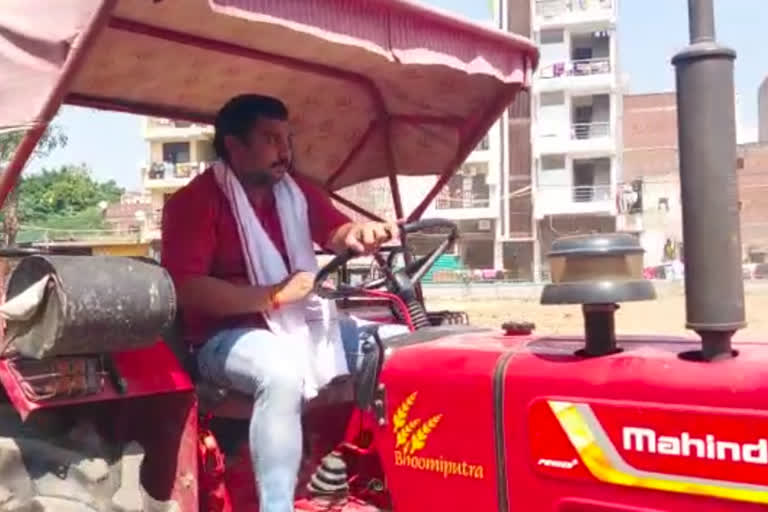 Councilor Manoj Mahlawat drove a tractor in Masoodpur to launch a cleanliness drive in the park on PM birthday