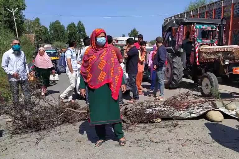 بجلی نہ ملنے اور آپسی تضاد کے باعث کولگام میں احتجاج، کئی گھنٹوں تک ٹریفک معطل