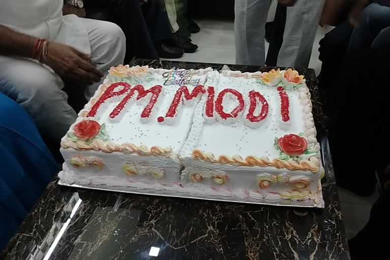 PM Modi birthday celebrated by cutting cake in Burari delhi